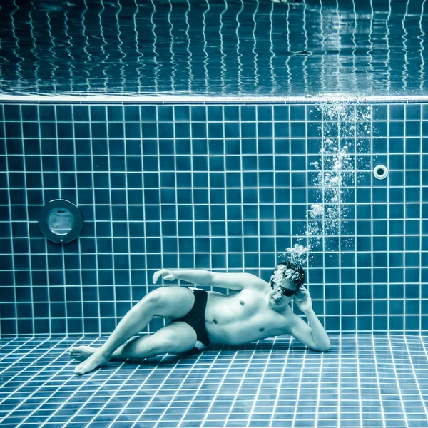 Person liegt unter Wasser in einem Schwimmbad — Stockfoto