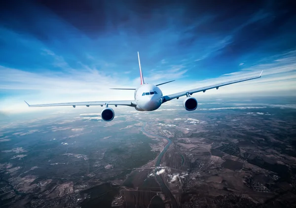 Avión de pasajeros en el cielo — Foto de Stock