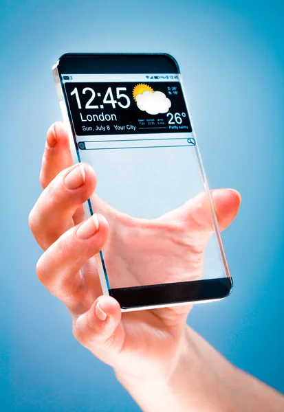 Смартфон с прозрачным экраном в руках человека . — стоковое фото