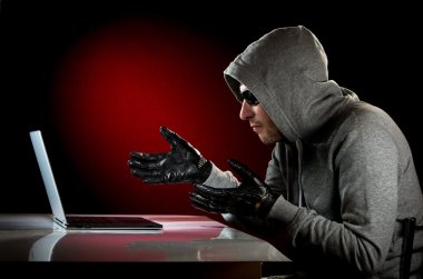 Dizüstü bilgisayarı olan bilgisayar korsanı