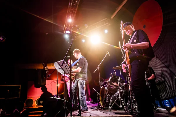 Banda se apresenta no palco em uma boate — Fotografia de Stock