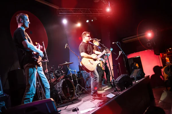 Band opptrer på scenen i en nattklubb – stockfoto