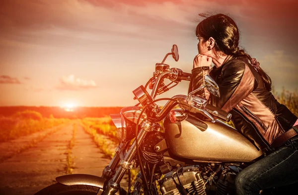 Motociclista chica en una motocicleta — Foto de Stock