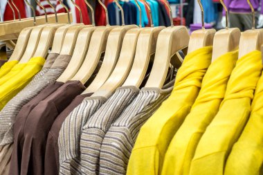 Giyim Askıları dükkanda üzerinde