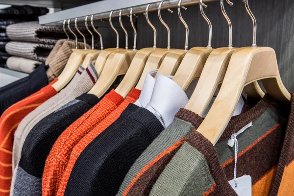 Abbigliamento su appendini in negozio — Foto Stock