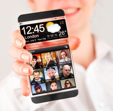 insan elinde şeffaf ekranlı akıllı telefon.