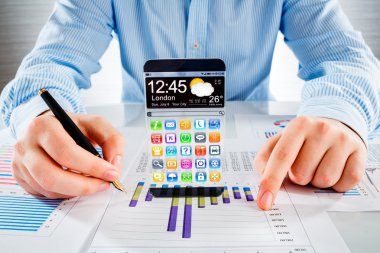 insan elinde şeffaf ekranlı akıllı telefon.