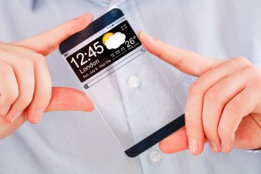insan elinde şeffaf ekranlı akıllı telefon.