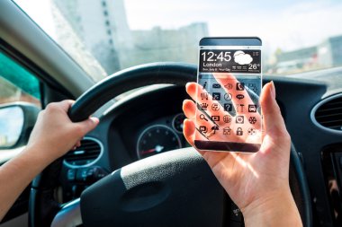 insan elinde şeffaf ekranlı akıllı telefon.