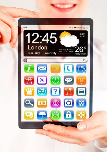 Tablet met transparante scherm in menselijke handen. — Stockfoto