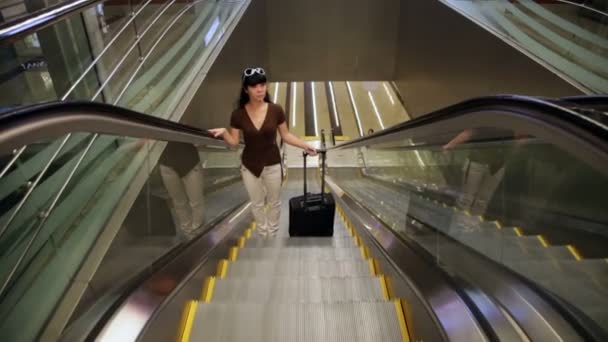 Roltrappen in de internationale luchthaven — Stockvideo