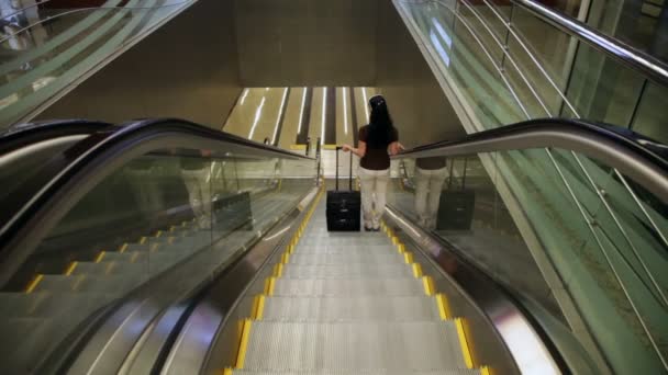 Escaleras mecánicas en el Aeropuerto Internacional — Vídeos de Stock