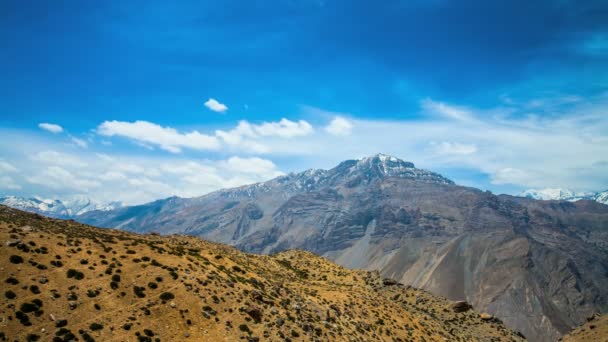 Montañas y nubes — Vídeo de stock