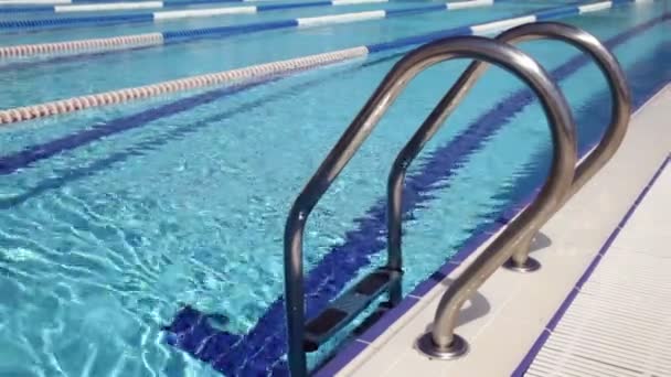 Piscina scoperta — Video Stock