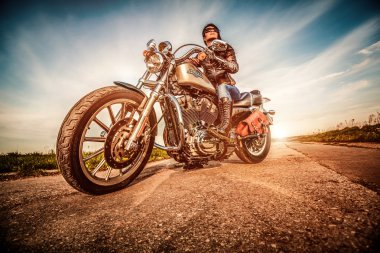 Motorcu kız ve harley sportster Bisiklet