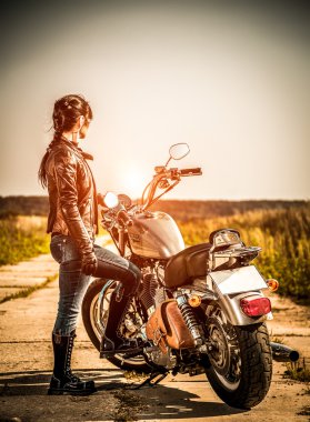 Motorcu kız ve harley sportster Bisiklet