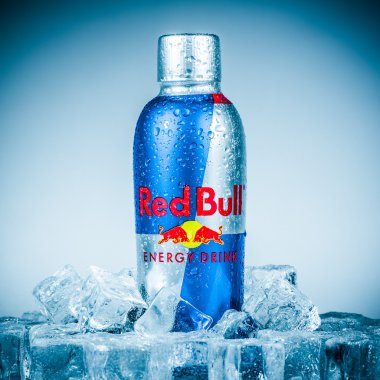 red bull enerji içeceği şişe.