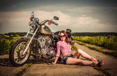 Motorcu kız ve harley sportster Bisiklet