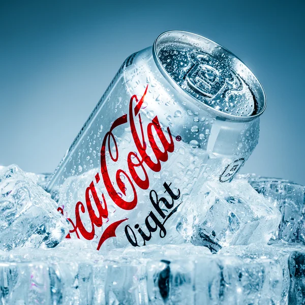 Kan av coca-cola lignt på is. — Stockfoto