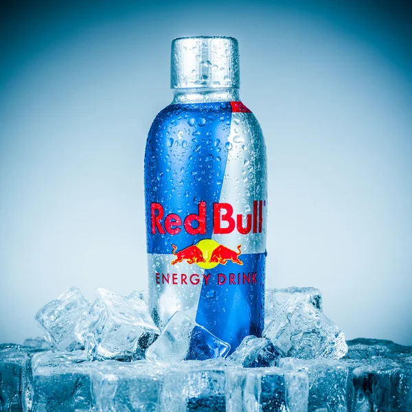 Garrafa de bebida energética Red Bull . — Fotografia de Stock