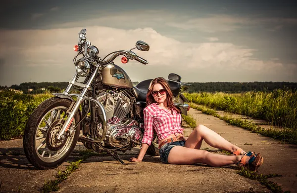 Chica motociclista y bicicleta Harley Sportster — Foto de Stock