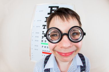 komik çocuk doktoru, bir Office gözlükler takıyor