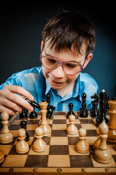 Nerd play chess — Stock Photo, Image