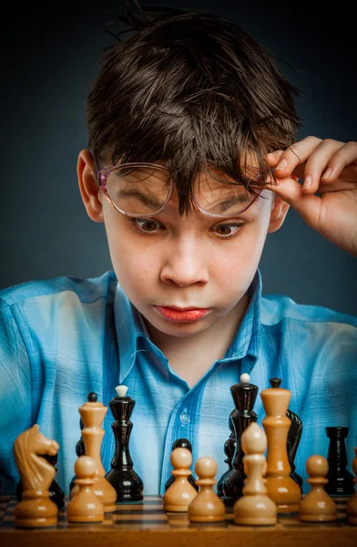 Nerd play chess — Stock Photo, Image