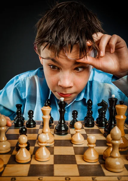 괴상 한 체스를 재생 — 스톡 사진