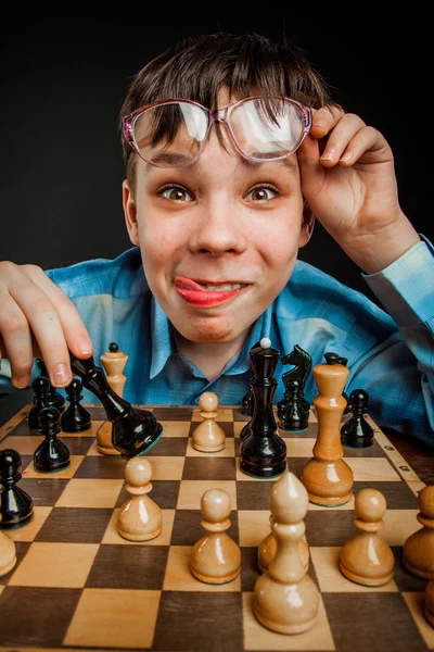 Nerd play chess — Stock Photo, Image