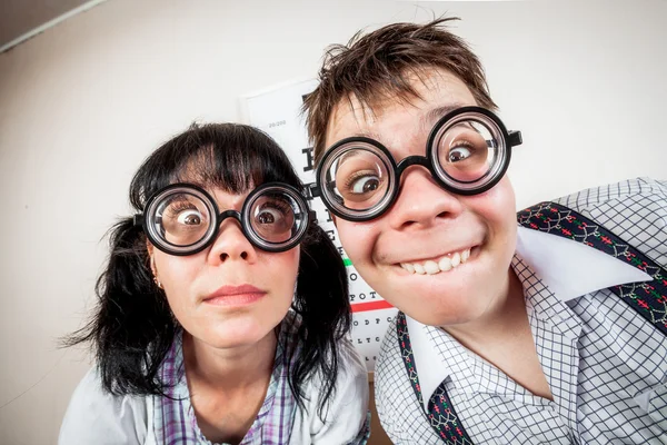 在医生的办公室里的两人戴眼镜 — 图库照片