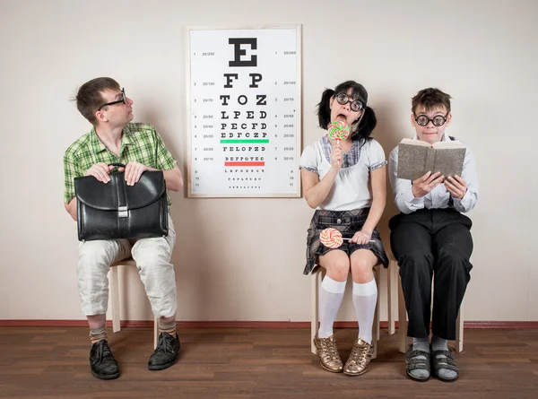 Tre persone che indossano occhiali in un ufficio dal medico — Foto Stock