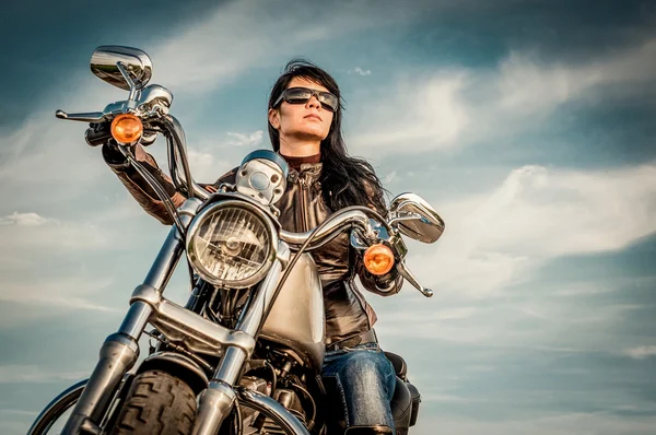 Motocyklistka dziewczyna na motocyklu — Zdjęcie stockowe