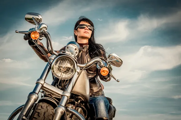 Motorrijder meisje op een motorfiets — Stockfoto