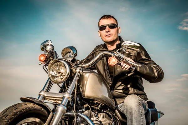 Biker auf einem Motorrad — Stockfoto