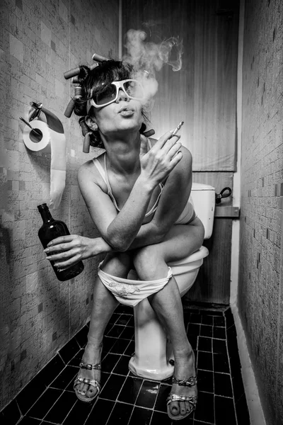 Chica se sienta en un inodoro — Foto de Stock