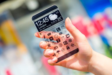 insan elinde şeffaf ekranlı akıllı telefon.