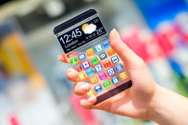insan elinde şeffaf ekranlı akıllı telefon.