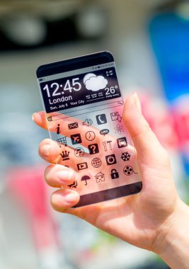 insan elinde şeffaf ekranlı akıllı telefon.