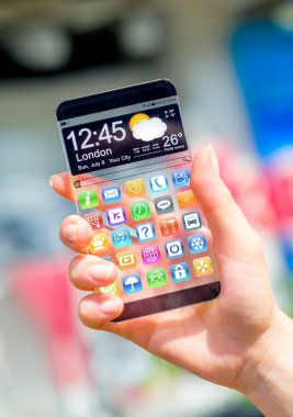 insan elinde şeffaf ekranlı akıllı telefon.