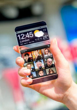 insan elinde şeffaf ekranlı akıllı telefon.
