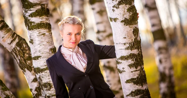 Mädchen geht im Park spazieren — Stockfoto