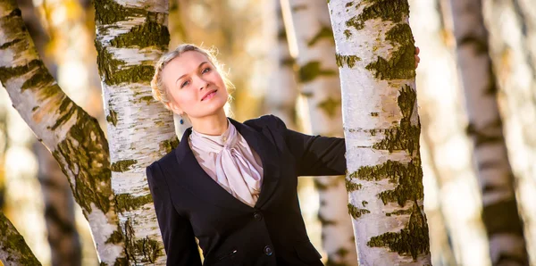 Mädchen geht im Park spazieren — Stockfoto