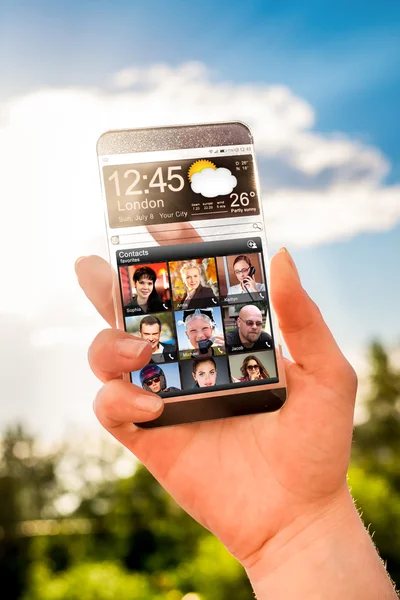 Smartphone con pantalla transparente en manos humanas . —  Fotos de Stock