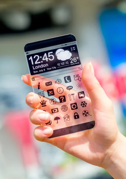 Smartphone con schermo trasparente nelle mani umane . — Foto Stock