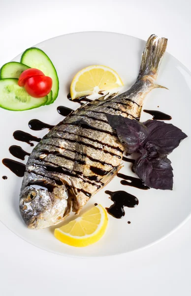 Dorado pescado asado en el blanco — Foto de Stock