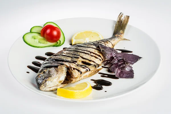 Dorado pescado asado en el blanco —  Fotos de Stock