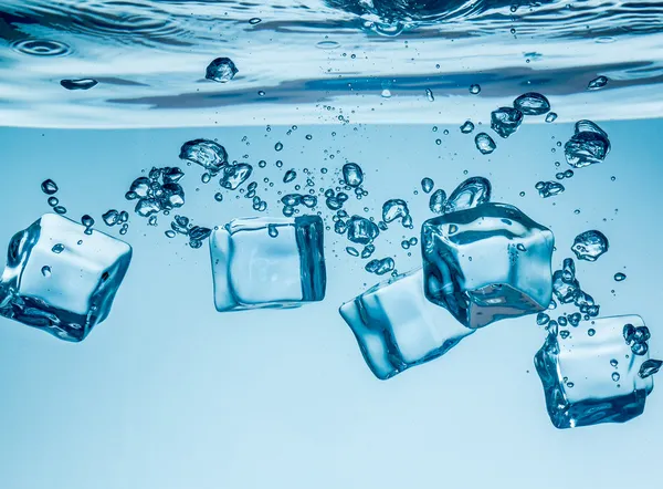 Cubi di ghiaccio che cadono sott'acqua — Foto Stock