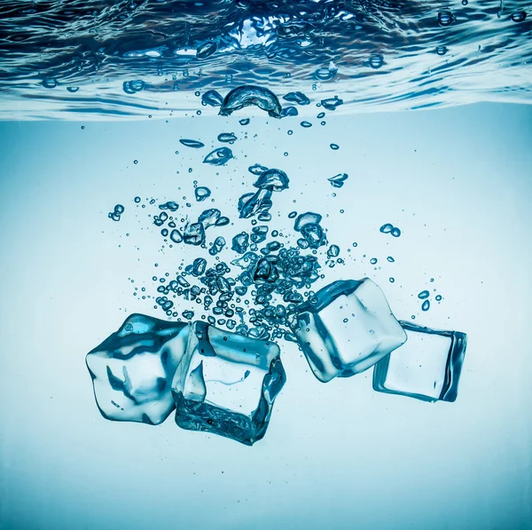 Cubi di ghiaccio che cadono sott'acqua — Foto Stock