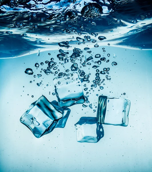 물 속에서 떨어지는 얼음 조각 — 스톡 사진